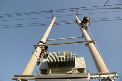 在劉官莊鎮(zhèn)北徐家樓村新安裝3號變壓器 在劉官莊鎮(zhèn)北徐家樓村新安裝3號變壓器