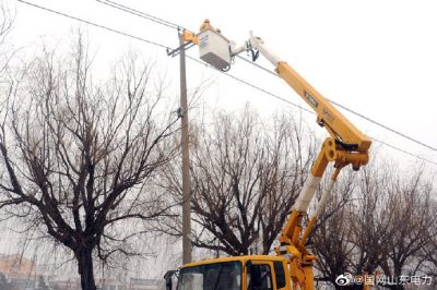 在10千伏工業(yè)線7號桿處實施帶電作業(yè)修復(fù)破損導(dǎo)線