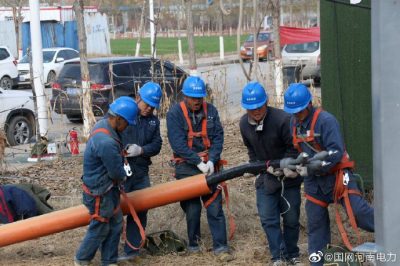 對范縣110千伏義和站10千伏和10號Ⅰ、和11號Ⅱ金堤西線進行組塔架線工作