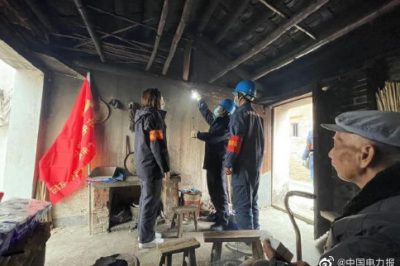 為五保戶送去御寒日用品，并對室內(nèi)的線路進(jìn)行安全檢查