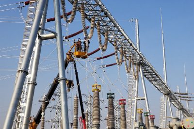 500千伏輸變電工程現(xiàn)場進行引流安裝作業(yè)