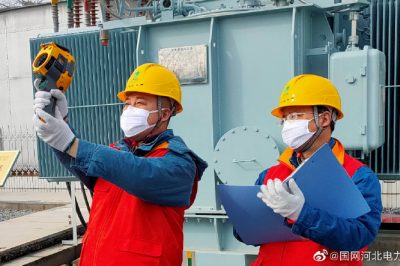 運維人員對轄區(qū)變電站進(jìn)行測溫巡視