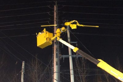 施展絕技帶電斷、接引流線恢復(fù)10千伏線路供電