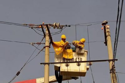 在10千伏友誼031線路紀(jì)莊支線21號桿進行帶電接引流線作業(yè)