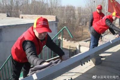 為光伏設(shè)備進行檢查、維護