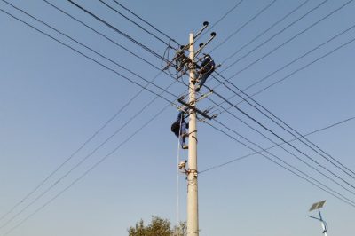 在新鹽線進(jìn)行線路檢修