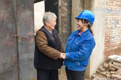 一邊幫助檢查室內(nèi)用電線路，消除用電隱患