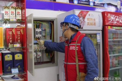 國網(wǎng)海興縣供電公司為村民檢查供暖設(shè)備，確保設(shè)備運(yùn)行正常