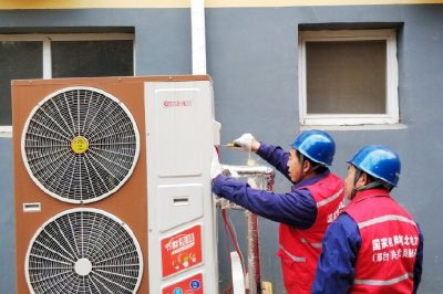 為村民檢查供暖設(shè)備，確保設(shè)備運(yùn)行正常