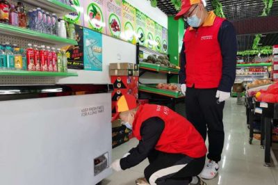 在轄區(qū)超市、門店進(jìn)行安全用電檢查