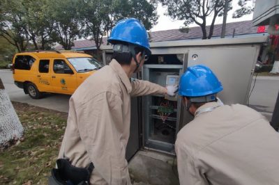 初始化集中器，對接線盒等地方的螺絲進行緊固