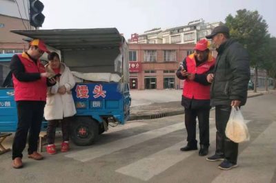 深入到街道各攤點、超市等處指導(dǎo)客戶登錄“網(wǎng)上國網(wǎng)”交納電費