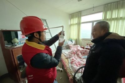 為山區(qū)孤寡老人、低保戶檢查家中用電線路，并現(xiàn)場(chǎng)講解安全用電知識(shí)