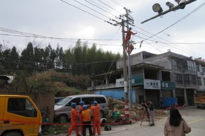 開(kāi)展10千伏墩頭線電力聯(lián)絡(luò)線的立桿、放線和智能開(kāi)關(guān)搭接施工