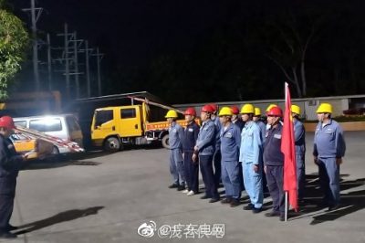 對(duì)供電區(qū)域的線路設(shè)備進(jìn)行夜巡工作，消除設(shè)備隱患