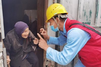 為百歲老人家里檢查用電線路、跟換插座及打掃衛(wèi)生