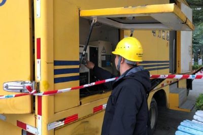 廣東陽江海陵島供電局為馬拉松?！半姟弊o(hù)航