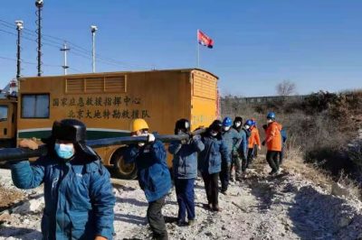 對鉆孔上方10千伏線路進行切改，敷設(shè)300米電纜