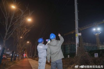 配電運(yùn)檢四班組織人員對(duì)濱江地區(qū)主要線路開展夜間巡視