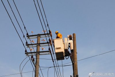 在10千伏前宋線(xiàn)42號(hào)桿帶電接引流導(dǎo)線(xiàn)