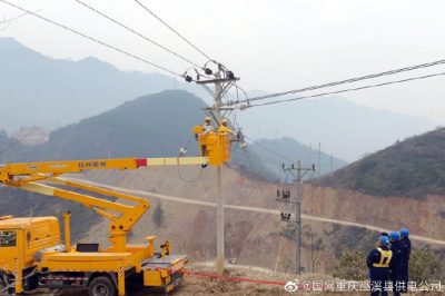 在10千伏鎮(zhèn)弘II回線9號桿上開展帶電搭火作業(yè)