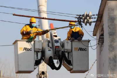 帶電斷接十二廟臺(tái)區(qū)的引流線(xiàn)，更換老化的跌落開(kāi)關(guān)