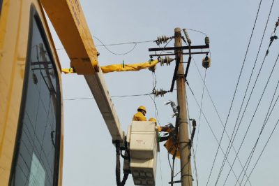 ?帶電作業(yè)人員在10千伏昌山線(xiàn)崇龍服裝廠(chǎng)支線(xiàn)36號(hào)桿處帶電更換跌落式熔斷器