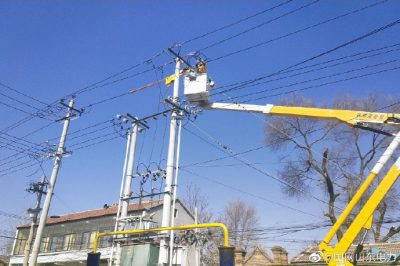 在10千伏柳南線(xiàn)高楊林南支線(xiàn)4號(hào)桿帶電接引線(xiàn)