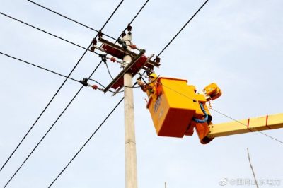 為10千伏邢王線(xiàn)白鶴觀(guān)支線(xiàn)17號(hào)桿新上300千伏安春灌配變實(shí)施帶電接火作業(yè)