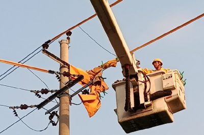 國網(wǎng)莒南縣供電公司進行帶電更換熔斷器作業(yè) 國網(wǎng)莒南縣供電公司進行帶電更換熔斷器作業(yè)