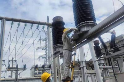 110千伏鵝頸洲變電站互感器取油樣工作 110千伏鵝頸洲變電站互感器取油樣工作