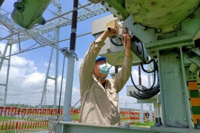 500千伏高郵變壓力偏低六氟化硫設(shè)備進行補氣工作 500千伏高郵變壓力偏低六氟化硫設(shè)備進行補氣工作