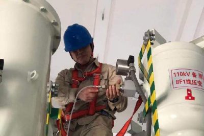 芙蓉變開展GIS設(shè)備SF6氣體微水檢測 芙蓉變開展GIS設(shè)備SF6氣體微水檢測