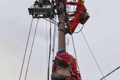 洲田線作業(yè)現(xiàn)場正在安裝分段斷路器及絕緣子 洲田線作業(yè)現(xiàn)場正在安裝分段斷路器及絕緣子