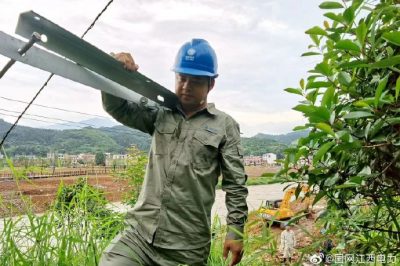 80后“電力哥”藍翔獲評“中國好人”