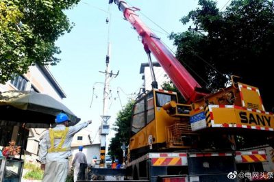 重慶璧山供電公司:冒高溫拆除施工變壓器 重慶璧山供電公司:冒高溫拆除施工變壓器