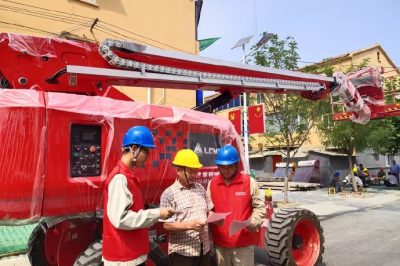 老舊小區(qū)改造現(xiàn)場(chǎng) 面對(duì)面宣傳電力設(shè)施保護(hù)知識(shí) 老舊小區(qū)改造現(xiàn)場(chǎng) 面對(duì)面宣傳電力設(shè)施保護(hù)知識(shí)