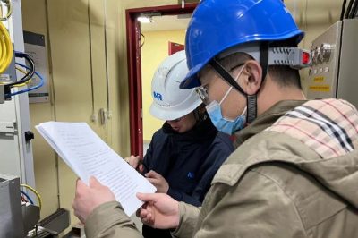 平換流站檢修人員開(kāi)展閥冷系統(tǒng)初步調(diào)試工作 平換流站檢修人員開(kāi)展閥冷系統(tǒng)初步調(diào)試工作