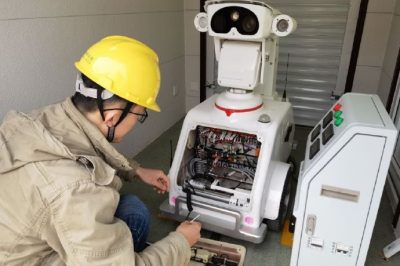 宿遷運維站500千伏鐘吾變運維人員進行機器人排障工作 宿遷運維站500千伏鐘吾變運維人員進行機器人排障工作