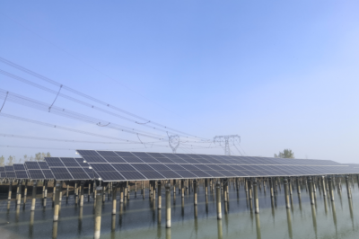 華潤(rùn)潛江熊口100兆瓦漁光互補(bǔ)項(xiàng)目并網(wǎng)發(fā)電 華潤(rùn)潛江熊口100兆瓦漁光互補(bǔ)項(xiàng)目并網(wǎng)發(fā)電