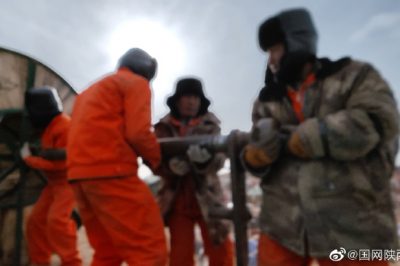 750千伏送出工程仍在嚴(yán)寒中進(jìn)行跨越架線施工作業(yè) 750千伏送出工程仍在嚴(yán)寒中進(jìn)行跨越架線施工作業(yè)